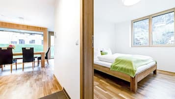 1 habitación y tabla de planchar con plancha