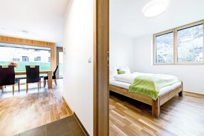 1 quarto, ferros/tábuas de passar roupa