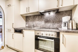 Refrigerador, horno, placa de cocina, lavavajillas