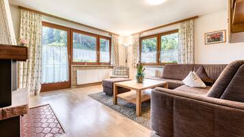 Fernseher, TischfuĂball, Tischtennisplatte