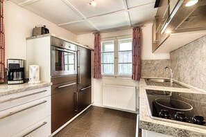 Een koelkast, een oven, een kookplaat, een vaatwasser