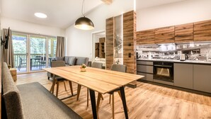 Eine moderne Küche mit Holzausstattung und einem eingebauten Ofen.