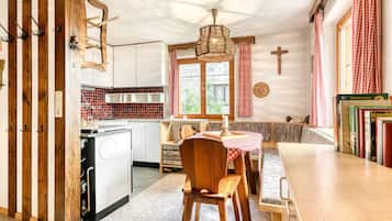 Kühlschrank, Geschirrspüler, Wasserkocher mit Kaffee-/Teezubehör