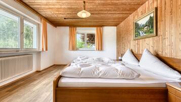 2 soverom, strykejern/-brett og reiseseng for barn