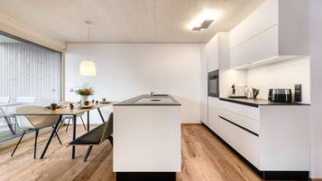 Kühlschrank, Ofen, Geschirrspüler, Wasserkocher mit Kaffee-/Teezubehör