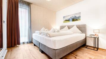 1 bedroom, desk, travel cot