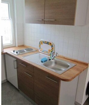 Fridge, stovetop, coffee/tea maker, toaster