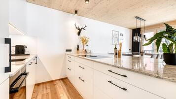 Een koelkast, een microgolfoven, een oven, een vaatwasser