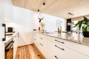 Fridge, microwave, oven, dishwasher - Holiday home "Family + Zentral" (Brand)