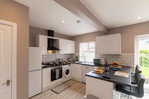 Kjøleskap, kokeplater og spisebord