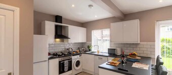 Buckingham House - Spacious 3-Bedroom