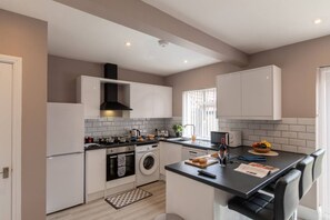 Fridge, stovetop, dining tables - Buckingham House - Spacious 3-Bedroom (Morecambe)
