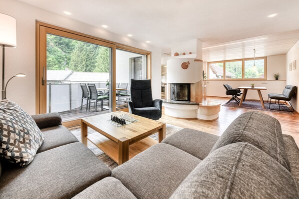 Televisión y chimenea 