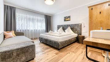 3 bedrooms, desk, iron/ironing board, free WiFi