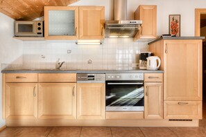 Fridge, oven, stovetop, dishwasher