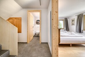 3 makuuhuonetta, työpöytä, silitysrauta/-lauta