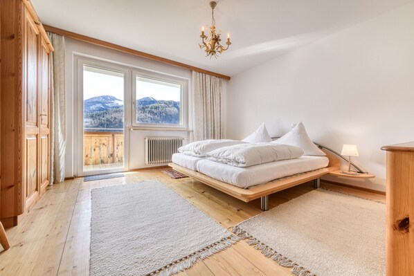 4 chambres, fer et planche à repasser