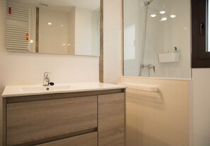 Douche, sèche-cheveux, serviettes fournies, savon