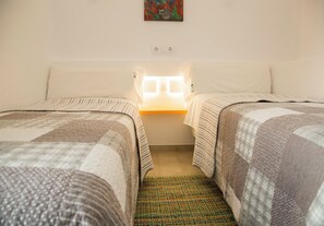 3 habitaciones, tabla de planchar con plancha, wifi y ropa de cama 