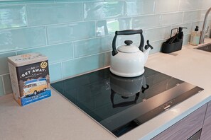 Fridge, microwave, oven, stovetop - This holiday home combines luxury and comfort with a tranquil location in the charming Alexanderpark, perfect for a relaxing vacation. (Ouddorp)