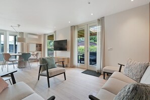 TV, video library - This holiday home combines luxury and comfort with a tranquil location in the charming Alexanderpark, perfect for a relaxing vacation. (Ouddorp)