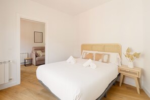 Tabla de planchar con plancha, wifi gratis y ropa de cama 