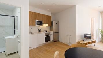 Coffee/tea maker, fridge, microwave, oven