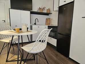 Kylskåp, mikrovågsugn, kaffe- och tebryggare och brödrost