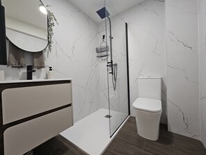 Dusj, hårføner og håndklær