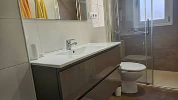 Ducha, secador de pelo, toallas y champú
