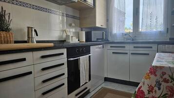 Coffee/tea maker, fridge, microwave, oven