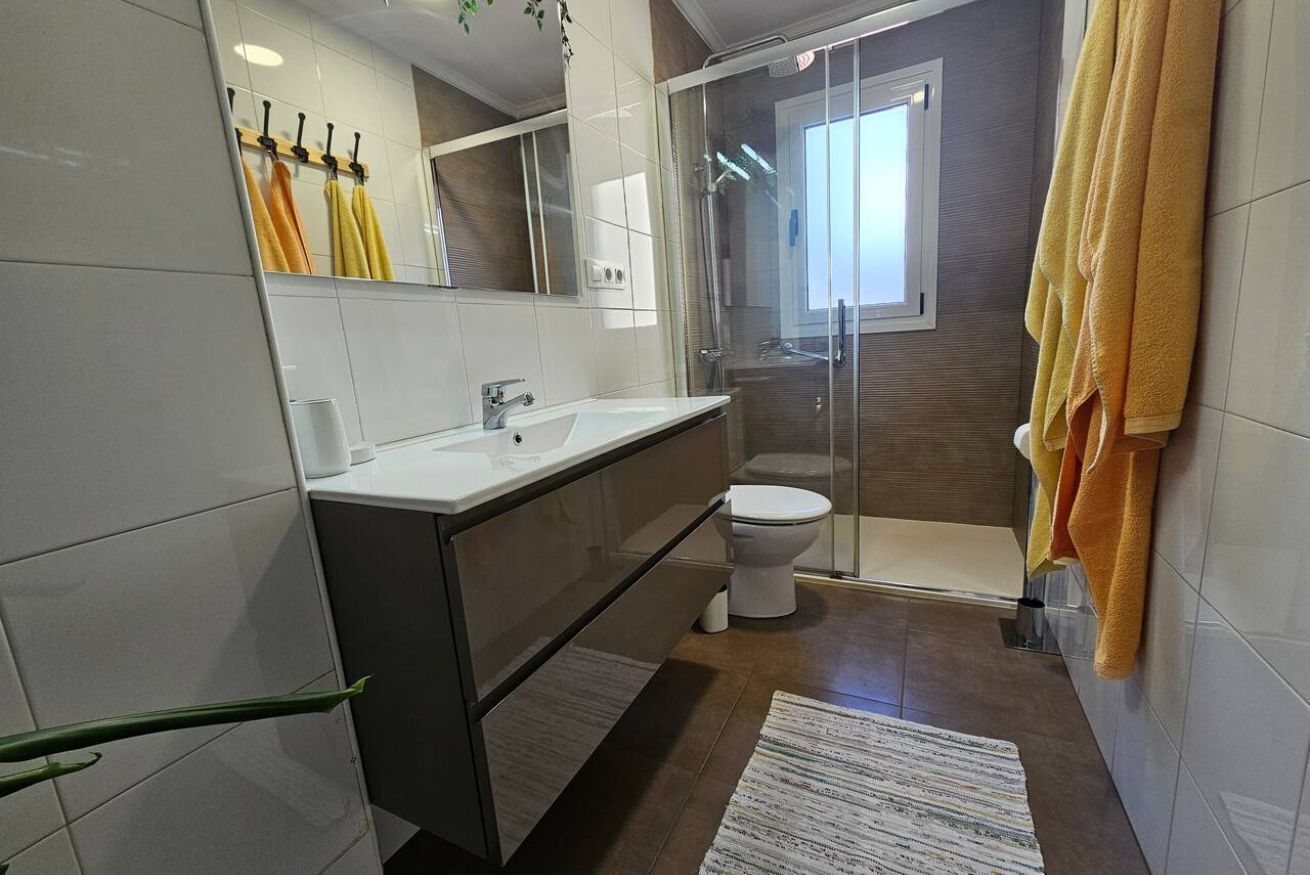Een douche, een haardroger, handdoeken, shampoo