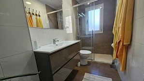 A modern bathroom with a shower, toilet, and sink. - 645A Coqueto apartamento en Oviedo (Oviedo)