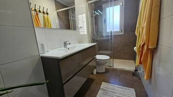 Een douche, een haardroger, handdoeken, shampoo