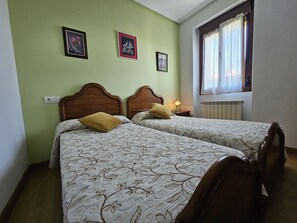 3 habitaciones, tabla de planchar con plancha y ropa de cama