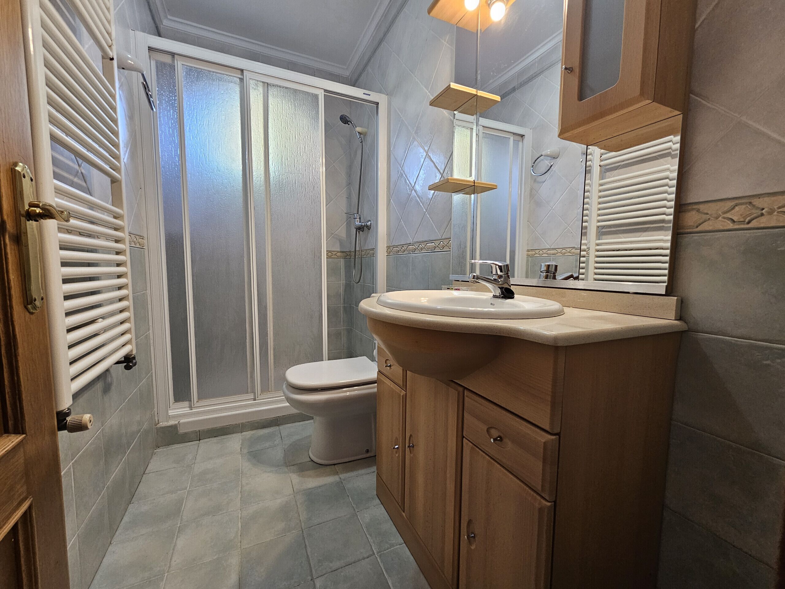 Een douche, een haardroger, handdoeken