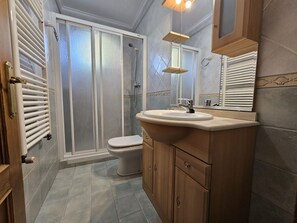 Regadera, secadora de cabello, toallas 