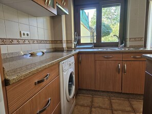 Fridge, microwave, oven, coffee/tea maker - 13A05 La Casina en Sebreño (Ribadesella)