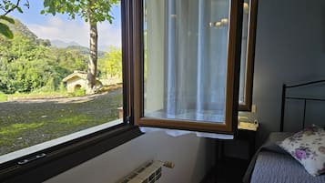 3 habitaciones, tabla de planchar con plancha y ropa de cama