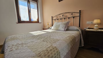3 bedrooms, iron/ironing board, bed sheets