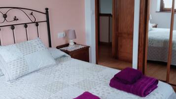 3 chambres, fer et planche Ă repasser, draps fournis