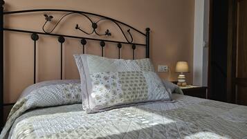 3 bedrooms, iron/ironing board, bed sheets