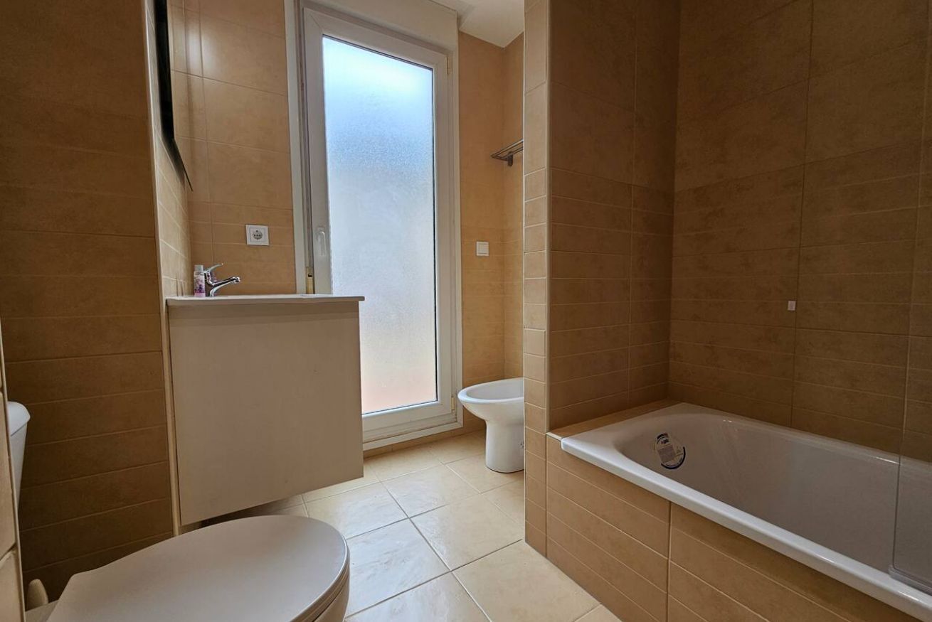 Ein Badezimmer mit Toilette, Waschbecken und Badewanne.