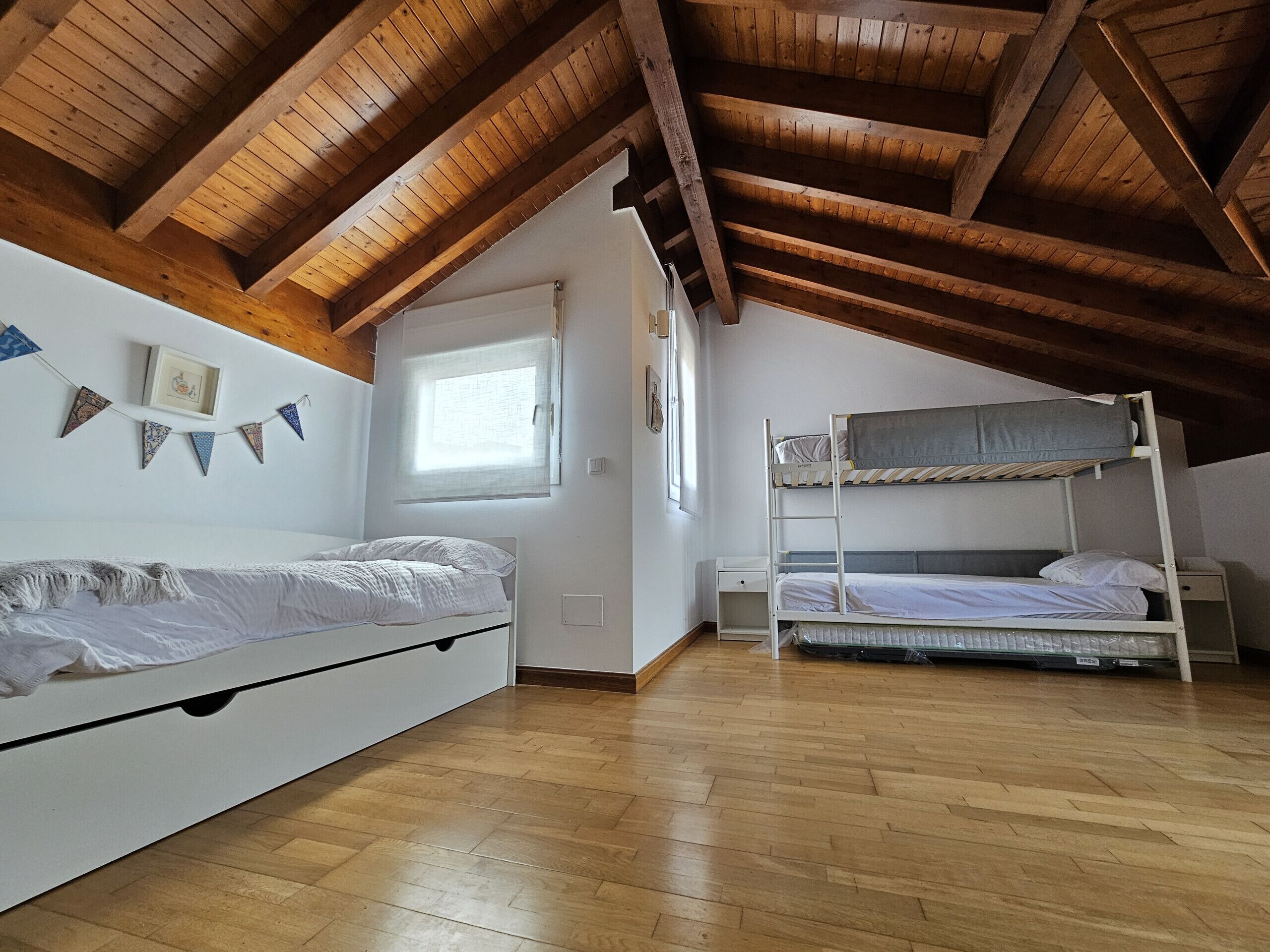 4 dormitorios, tabla de planchar con plancha, wifi gratis y ropa de cama