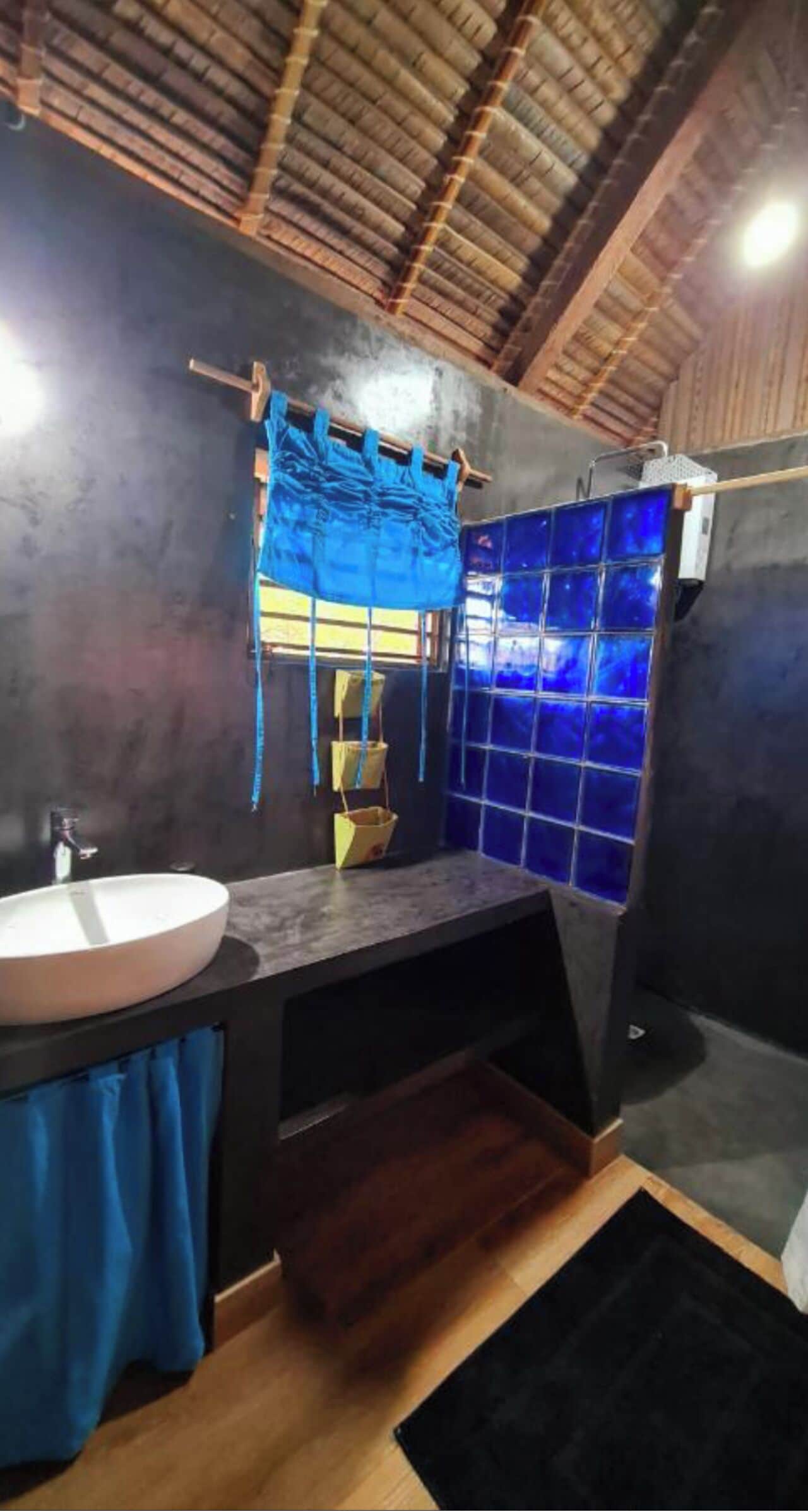 Deluxe Triple Room, Ocean View | Bathroom