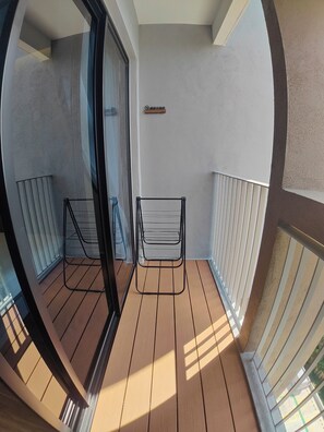 Estudio Confort, 1 cama Queen size, balcón, vista a la ciudad | Balcón