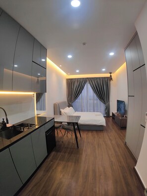 Comfort Studio, 1 Queen Bed, Balcony, City View | Free WiFi