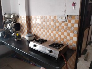 Deluxe Room | Shared kitchen facilities | Shared fridge, cookware/dishes/utensils