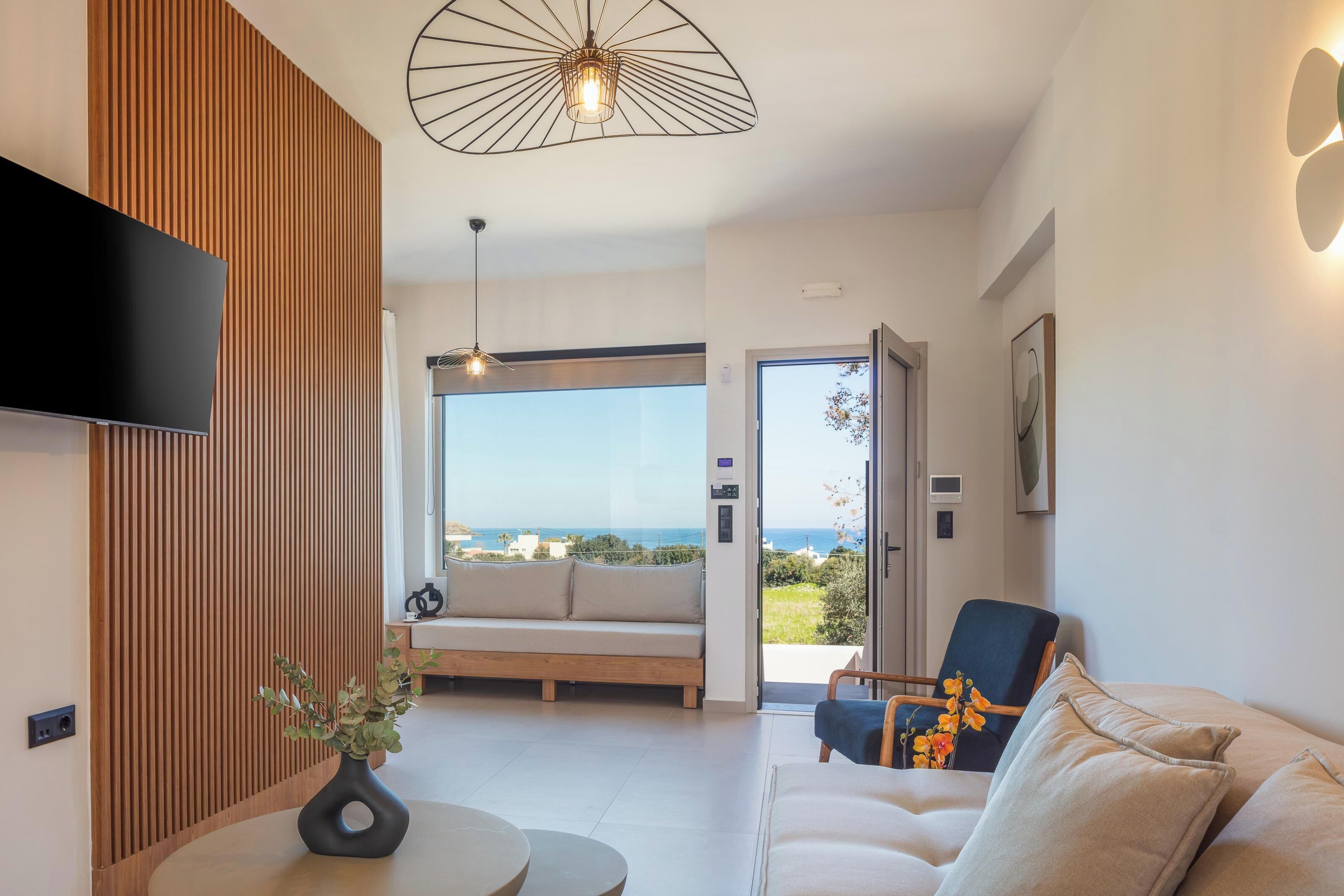 Departamento de diseñador, 2 habitaciones, vista al mar | Área de sala de estar | Smart TV de 43 pulgadas con canales vía satélite 