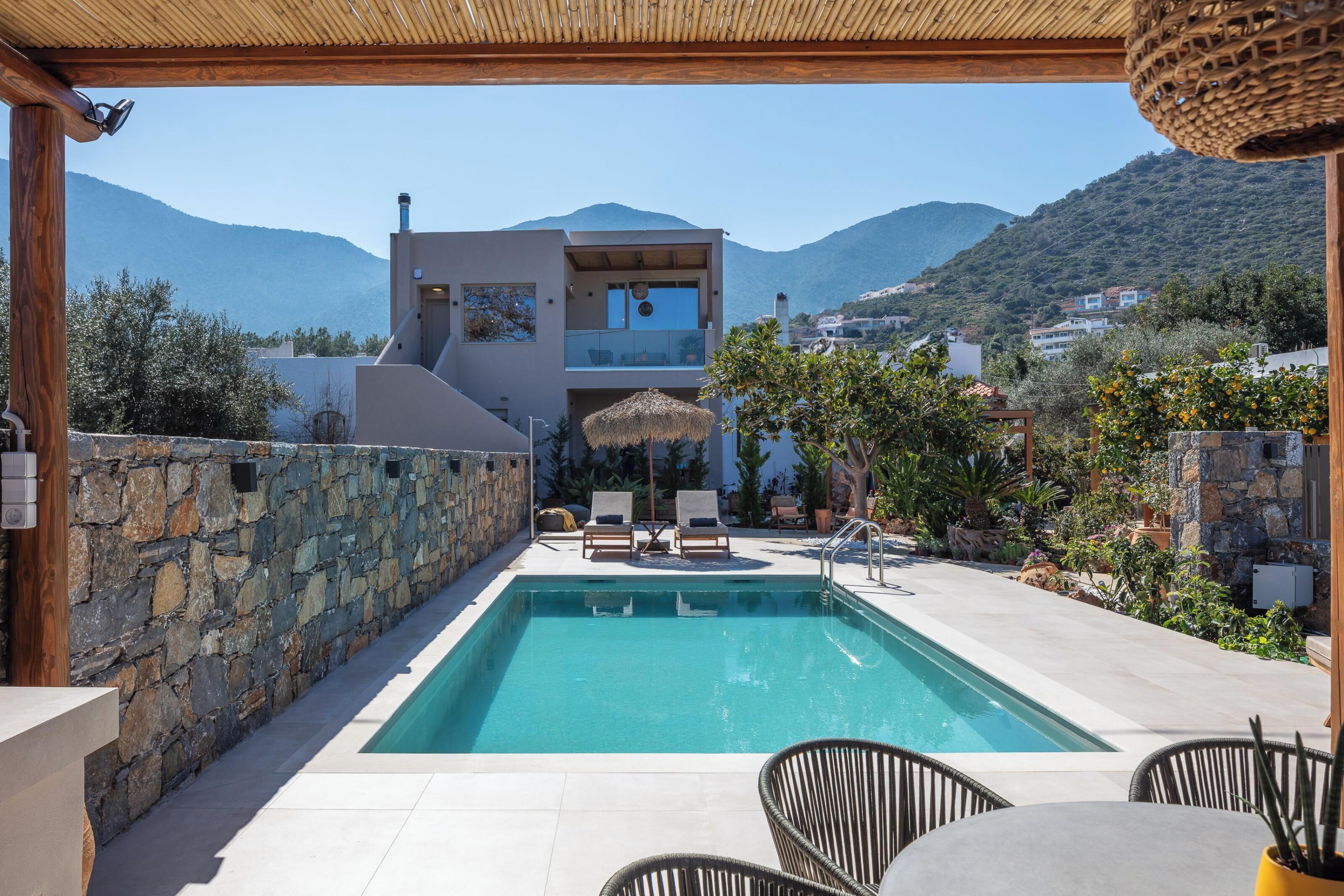 Een buitenzwembad, parasols voor strand/zwembad